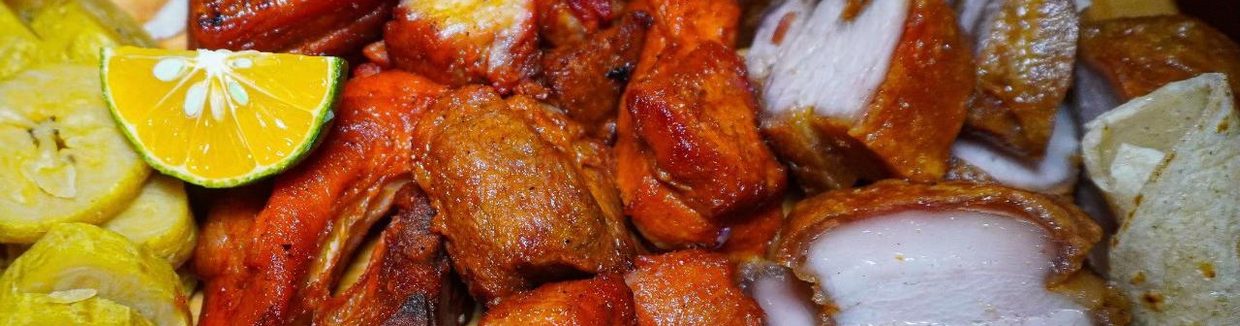 Chicharrón servido con limón y plátano