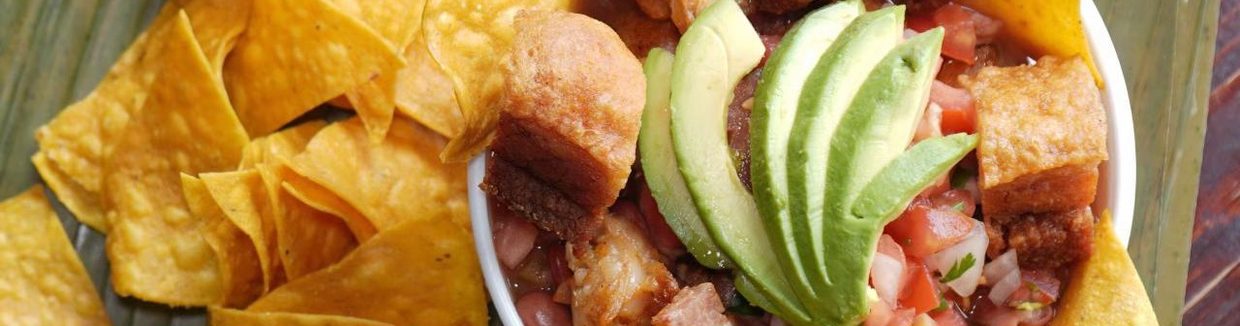 Chifrijo con aguacate y tortillas